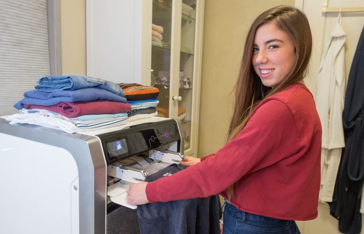 Entdecken Sie die Bügel und Faltmaschine von FoldiMate: Zeit sparen, Kleidung schonend bügeln und perfekt falten – ideal für stressfreie Wäschepflege.